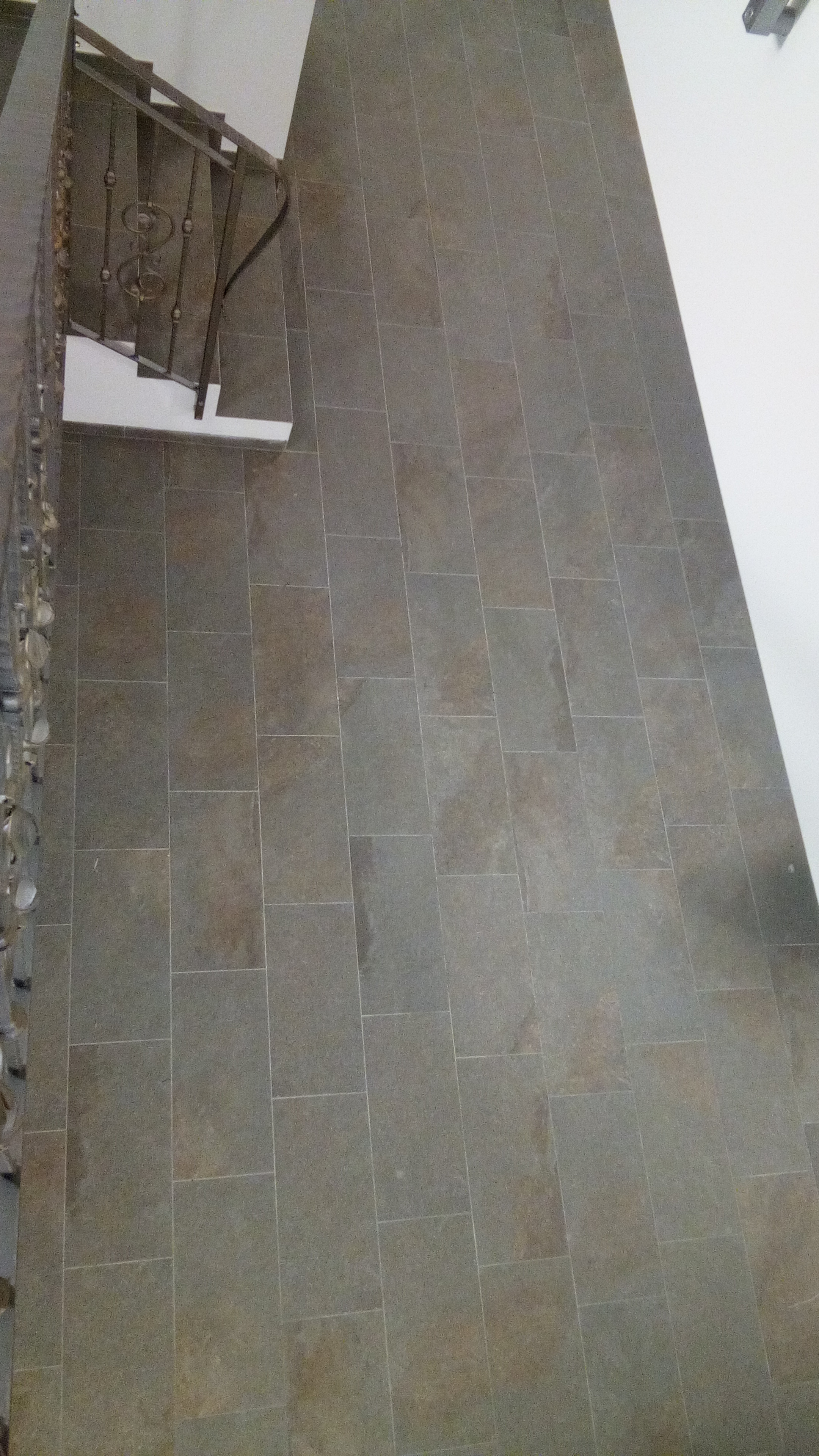 Großes Sortiment an Natursteinfliesen beim Fliesenleger im Pustertal